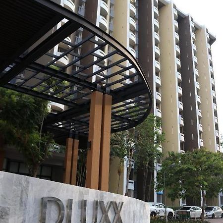 Отель Dluxx Thammasat Патхумтхани Экстерьер фото