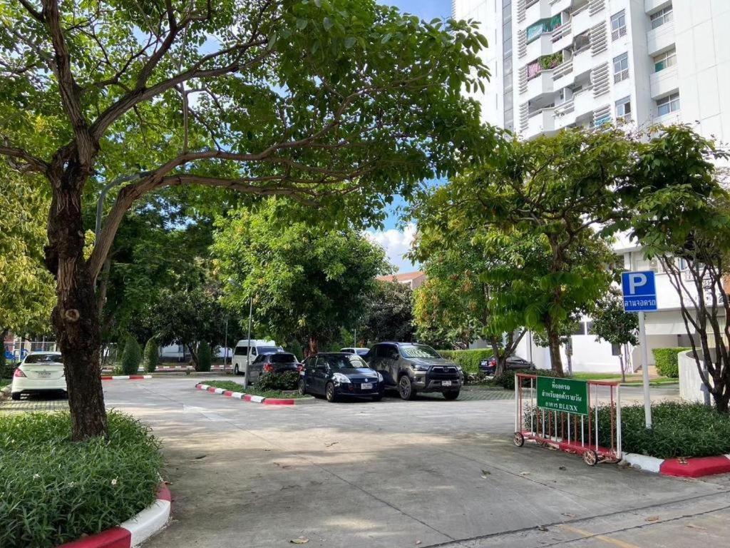Отель Dluxx Thammasat Патхумтхани Экстерьер фото