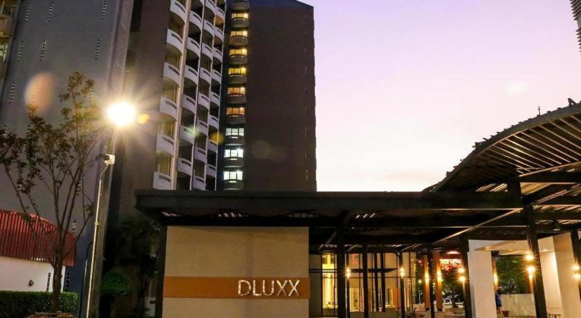 Отель Dluxx Thammasat Патхумтхани Экстерьер фото